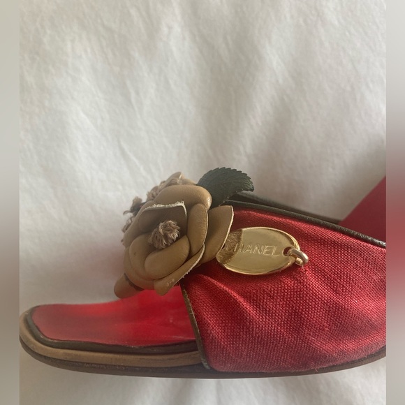 Vintage Chanel slides— so chic & unique! - Picture 4 of 6